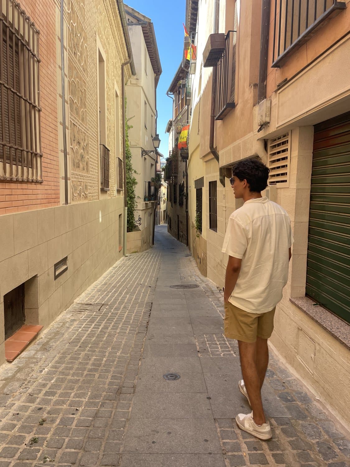 Diego caminando por una calle en España